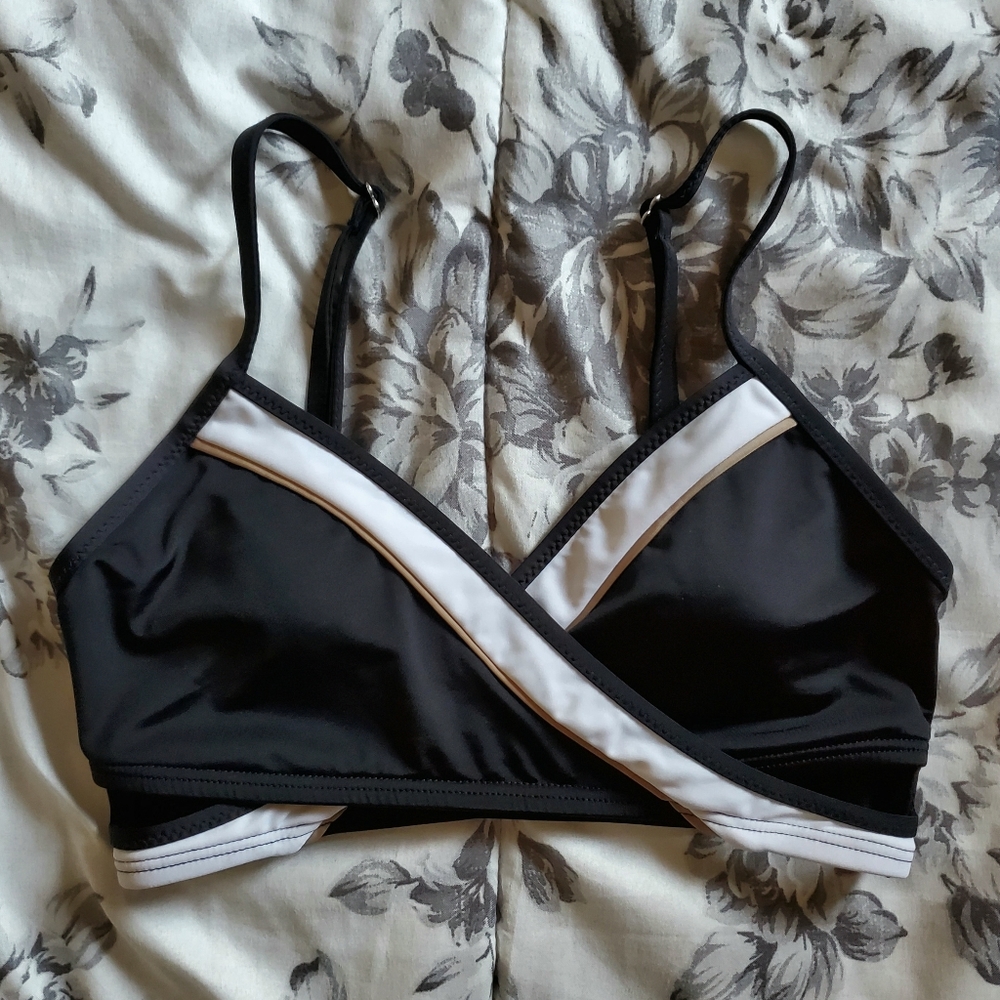 NWOT Aqua Criss Cross Bikini Top